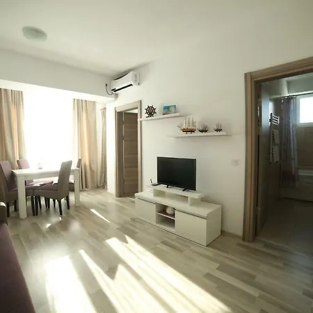 Amy Sunhouse- Desilva * Mamaia